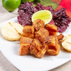 Chicharrones con arepa